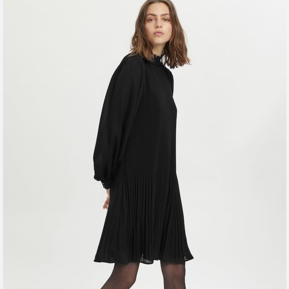 Black Pleated Long-Sleeve Midi Dress - Women's